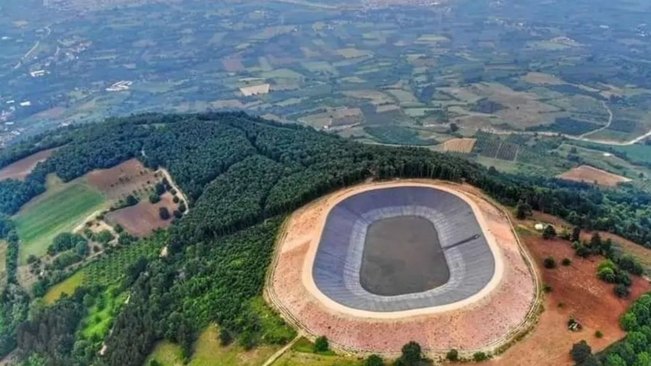 İnegöl'de dağın tepesinde stadyum gibi bir yapı | Maziden bir kare