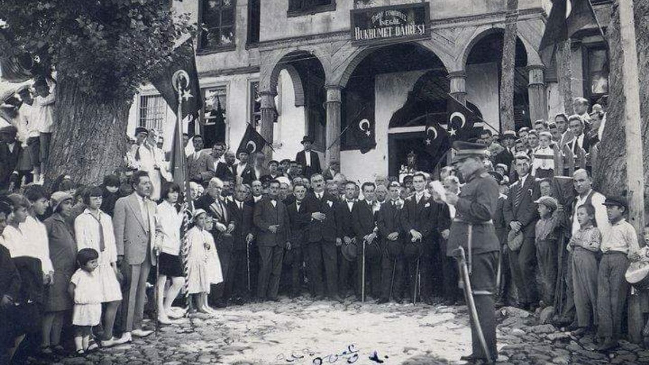 İnegöl Hükümet Konağı önünde bayram | MAZİDEN BİR KARE