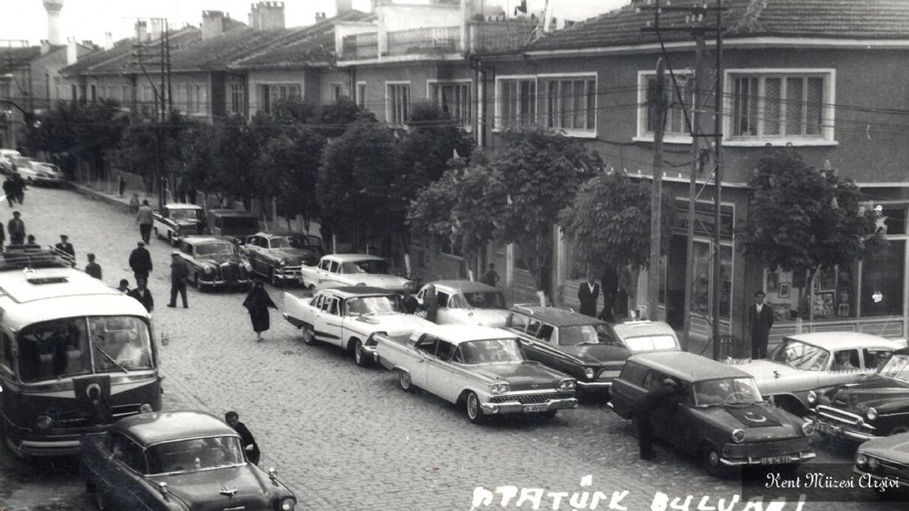 İnegöl Atatürk Bulvarında Klasik Arabalar: Maziden Bir Kare