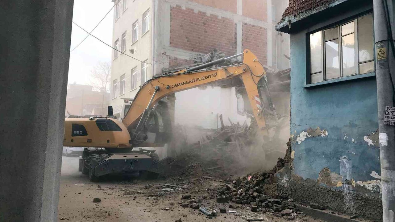 Bursada 86 metruk bina yıkıldı