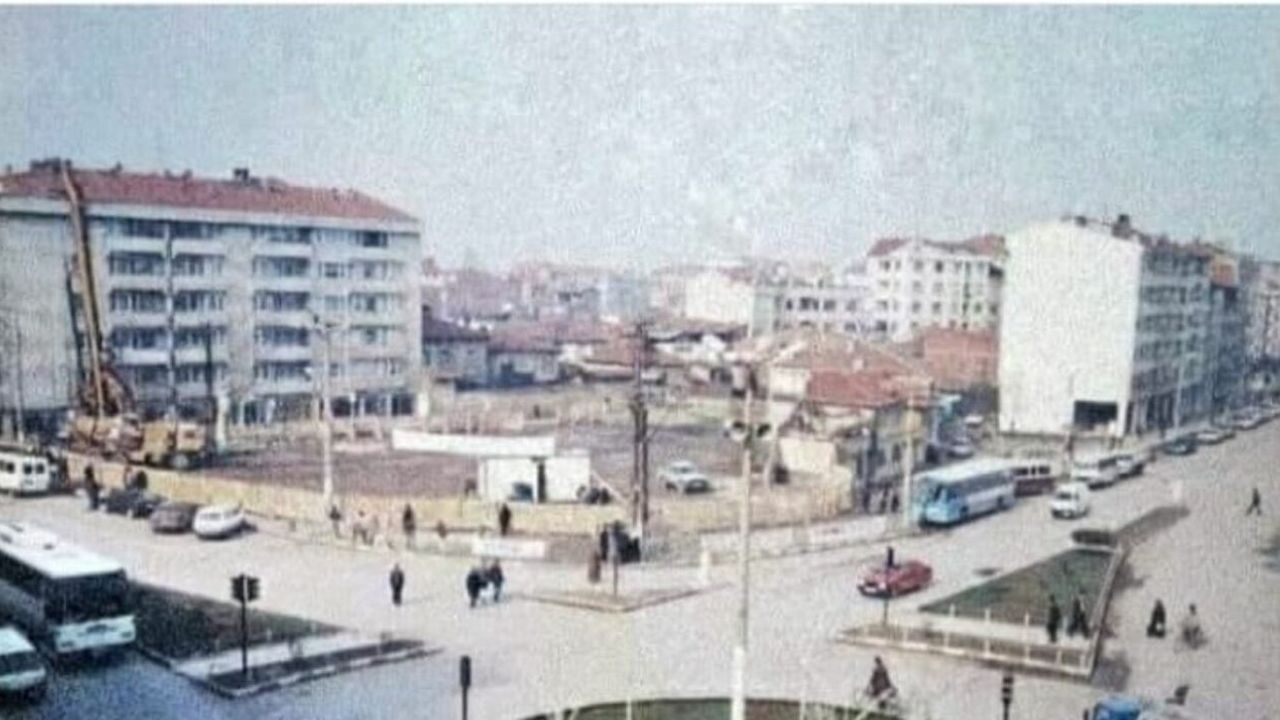 MAZİDEN BİR KARE: Sani Konukoğlu Camii yokken