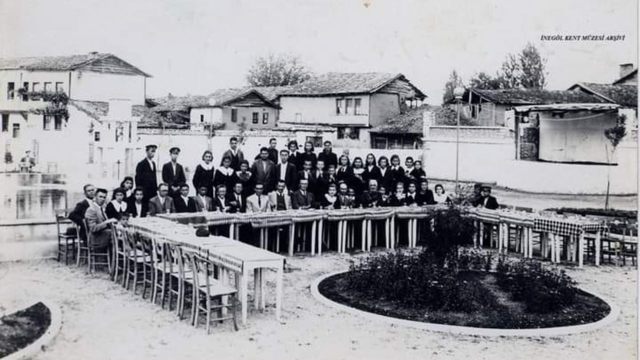 MAZİDEN BİR KARE: Belediye Çay bahçesi