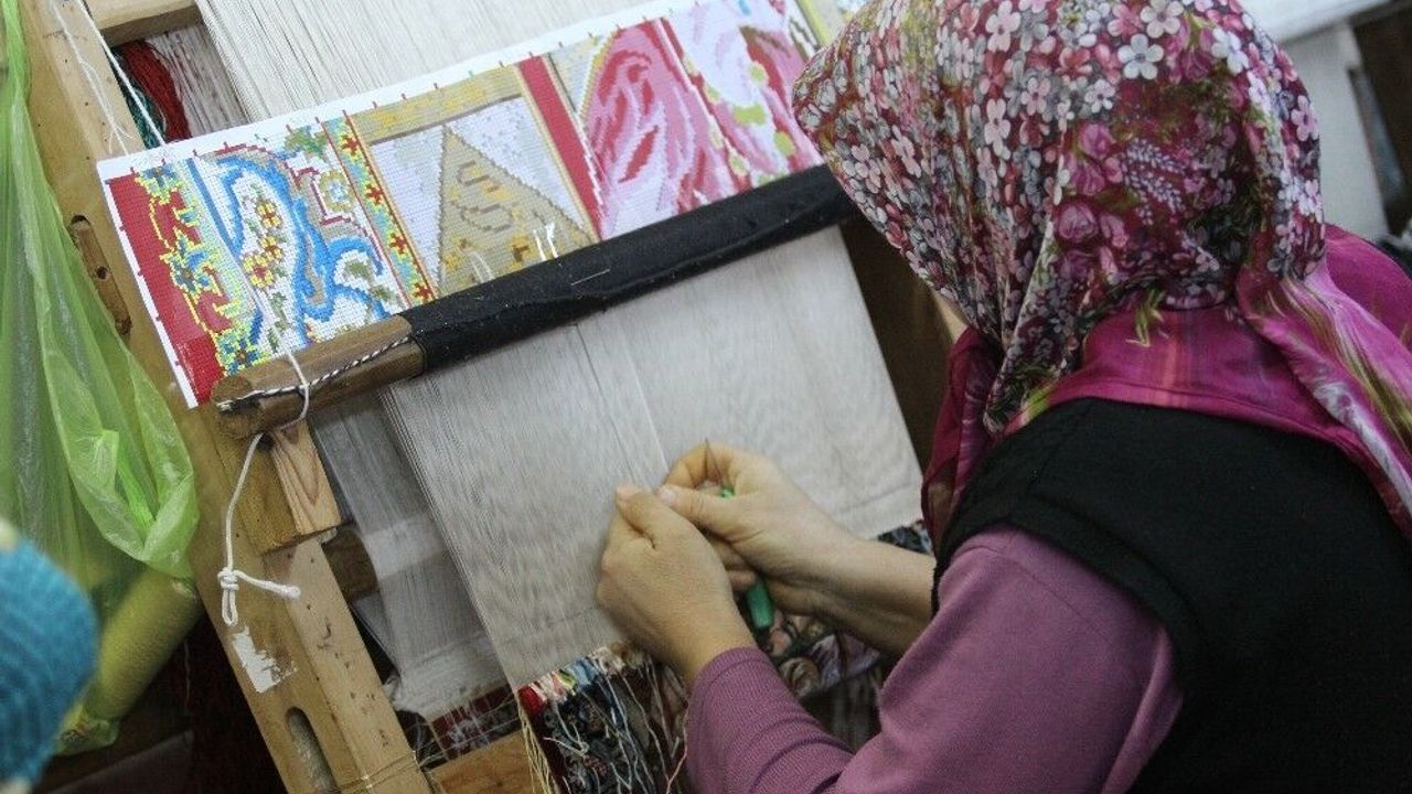 1 milyon düğümle bir metre halı dokuyorlar