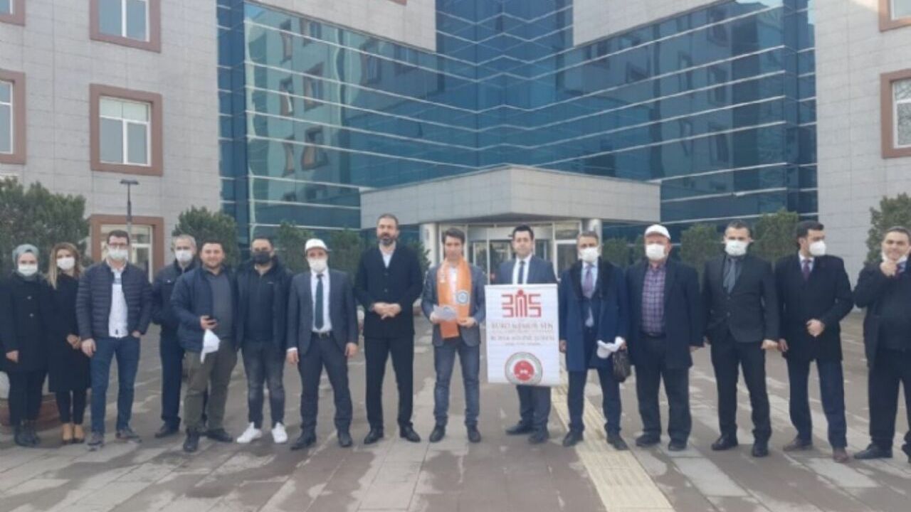 Adliyeyi karıştıran avukata tepki gösterdiler