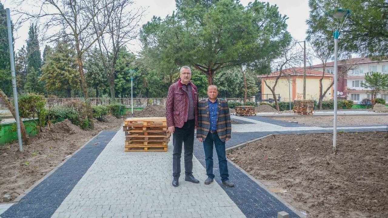 Karacabeyde park, bahçe ve refüjlerde bakım çalışmaları sürüyor