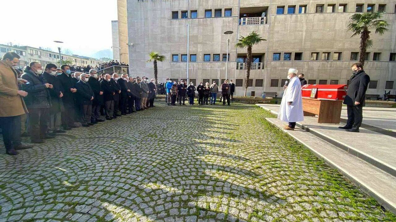 Bursada parkta ölü bulunan kadın hakim için Bursa Adliyesinde tören düzenlendi