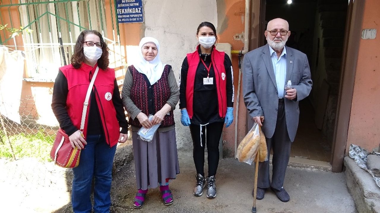 Sokak sokak gezip ihtiyacı olanların yardımına koşuyorlar