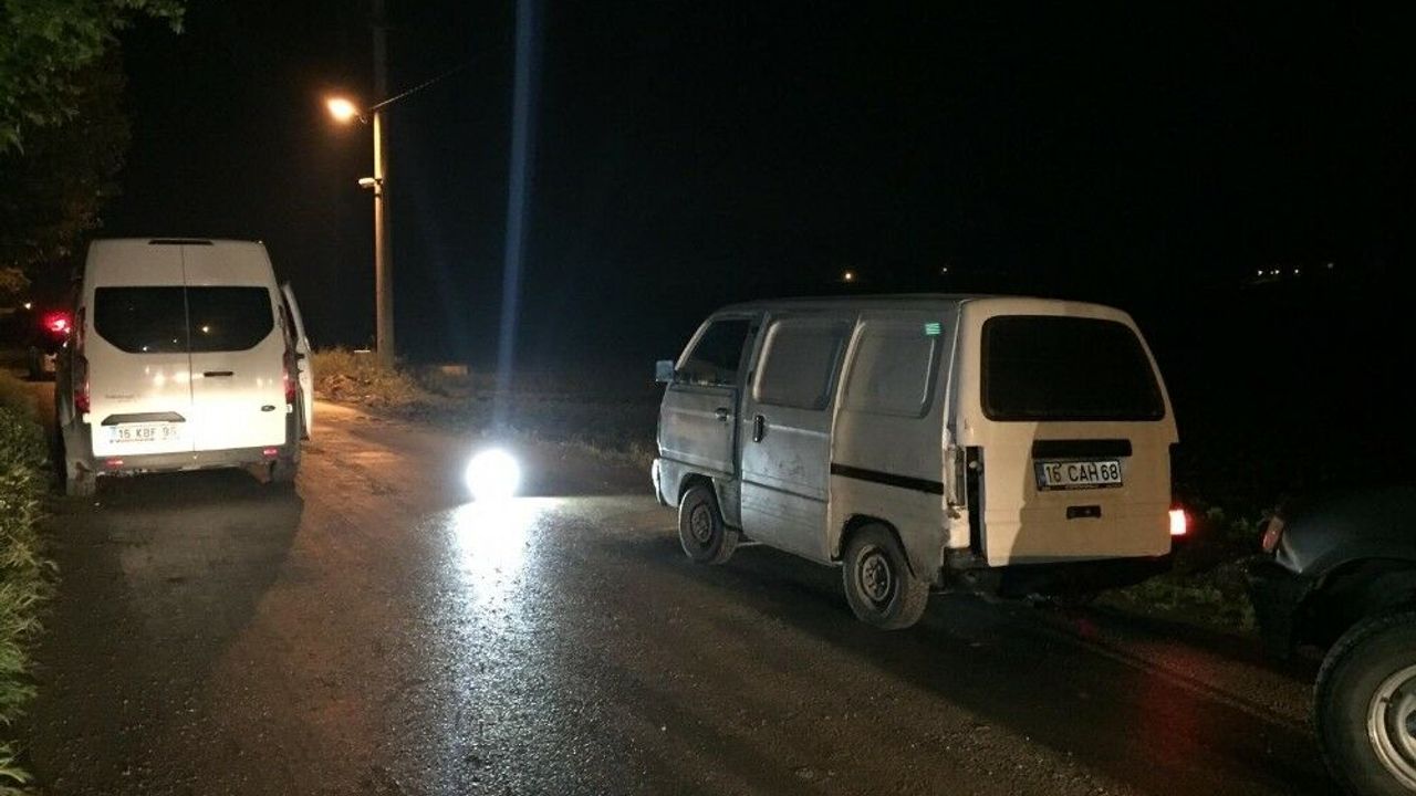 Odun hırsızları aracı bırakıp kaçtı