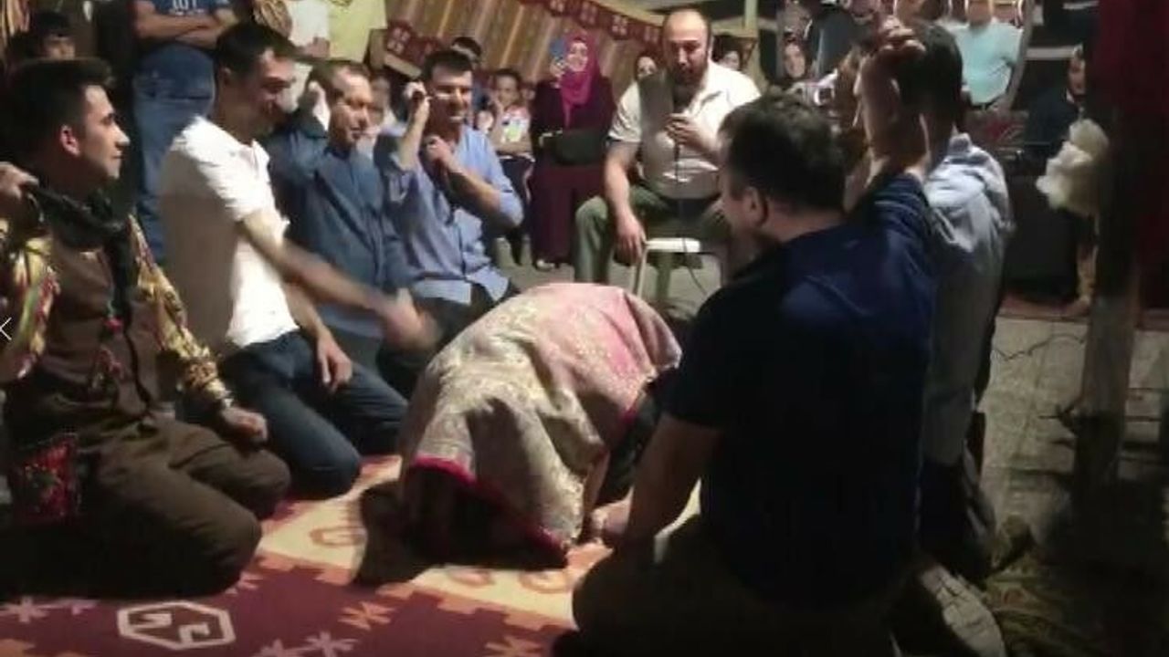  Bir birlerini kemerle döverek geleneklerini yaşatıyorlar