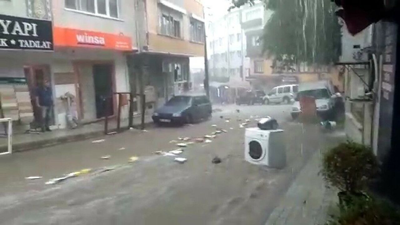 Bursada sel suları önüne ne kattıysa sürükledi...Bir kadın son anda kurtarıldı