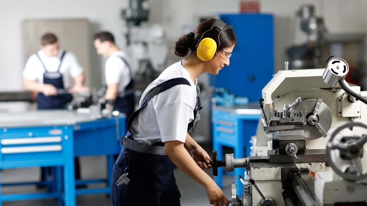 Coşkunöz Eğitim Vakfı, Meslek Edindirme Programında ilklere imza atıyor
