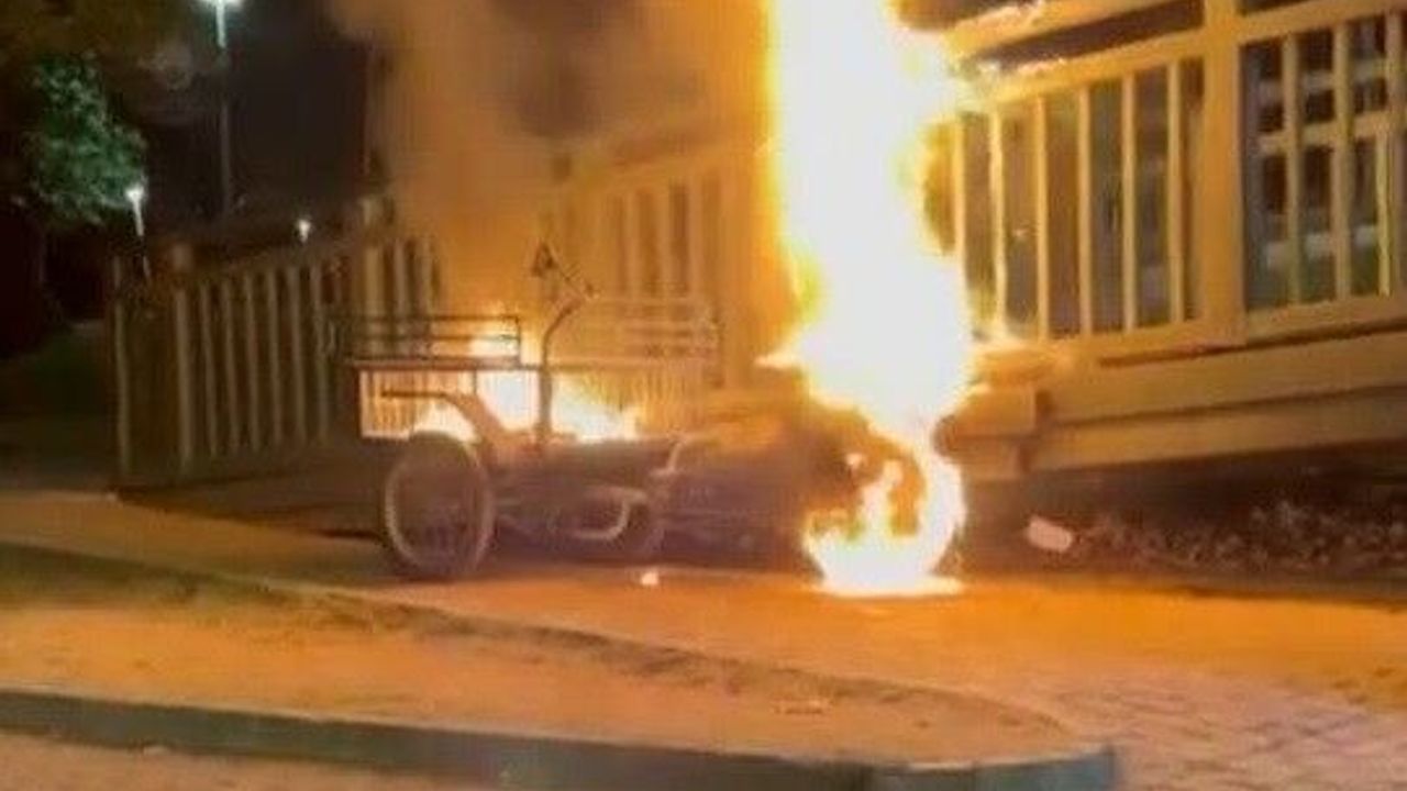 Bursada elektrikli bisiklet alev alev yandı