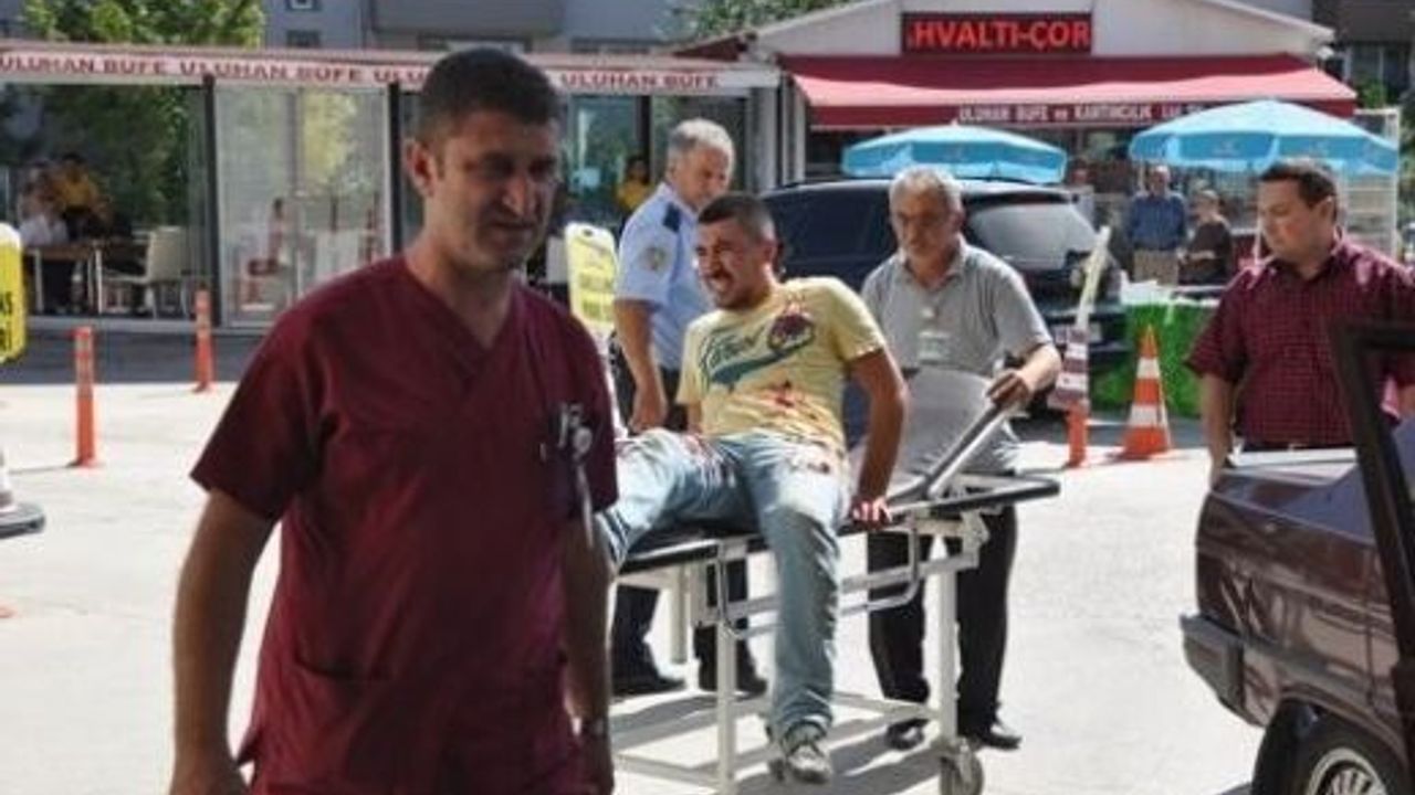 Kaza yaptı sonra da bıçaklandı