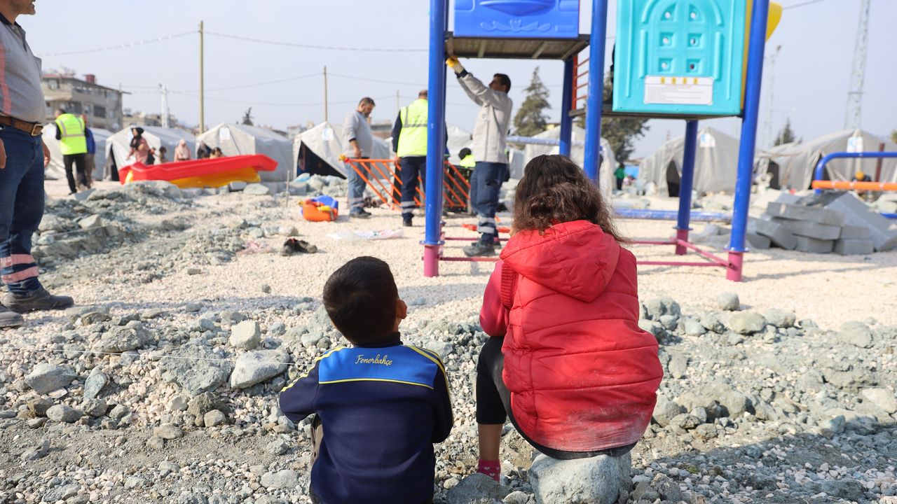 Büyükşehir’den depremzede çocuklara oyun parkı