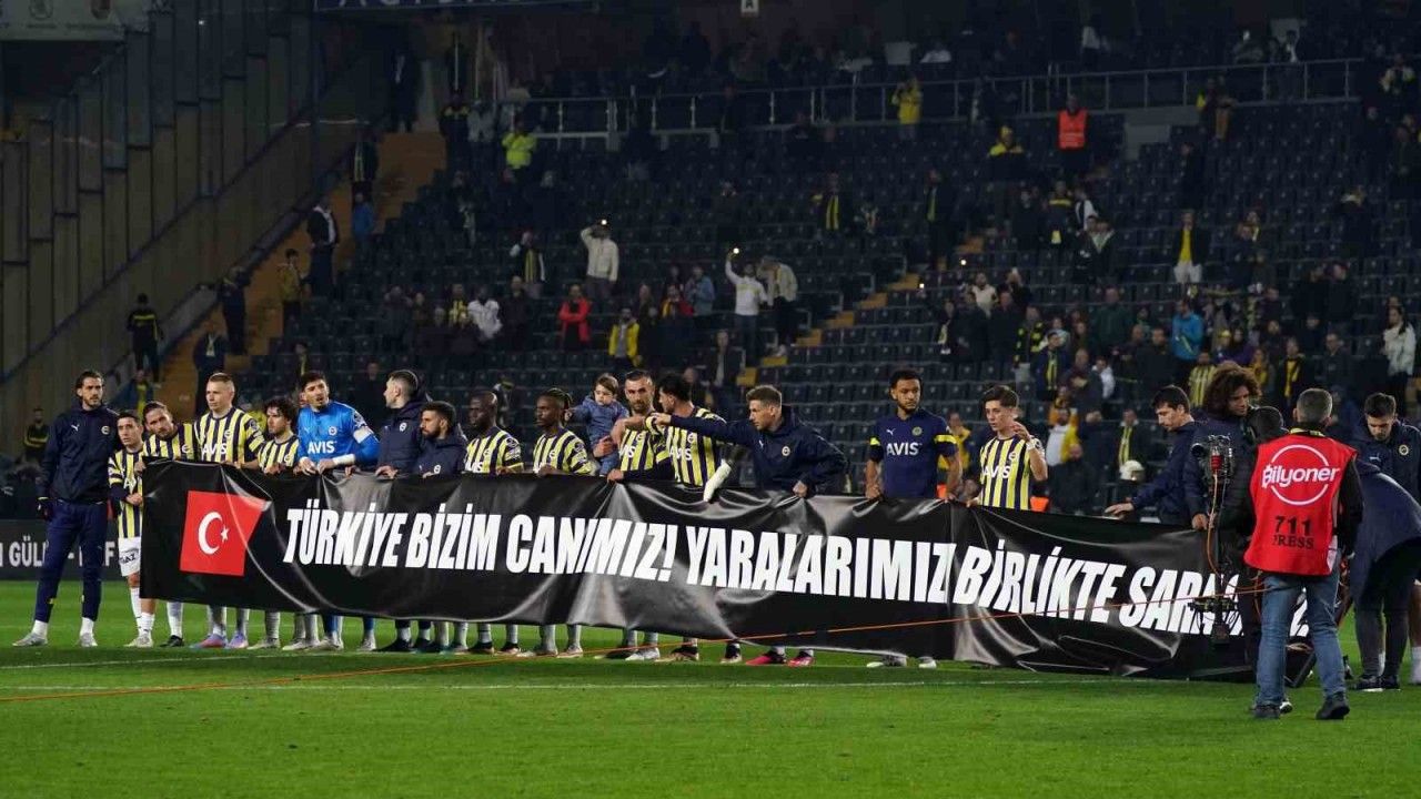 Fenerbahçe’den maç sonu anlamlı pankart