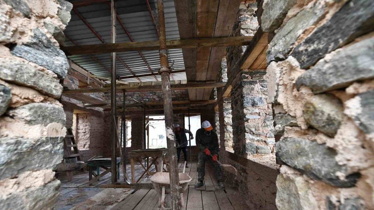 Bursa'da Tarihi mescid gün yüzüne çıkıyor