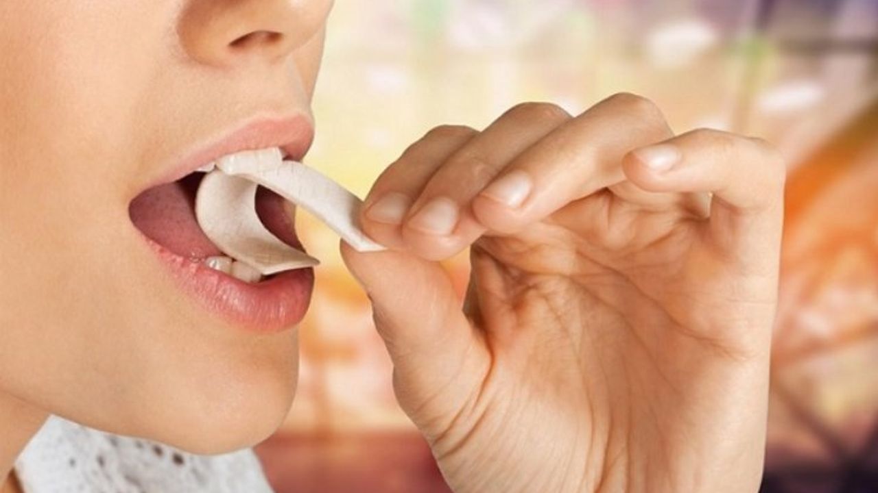 Dişlerde çürük riskini azaltmak için sakız çiğneyin