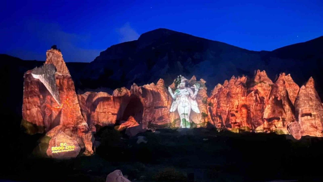 Kapadokya tarihi peribacalarına yansıtıldı
