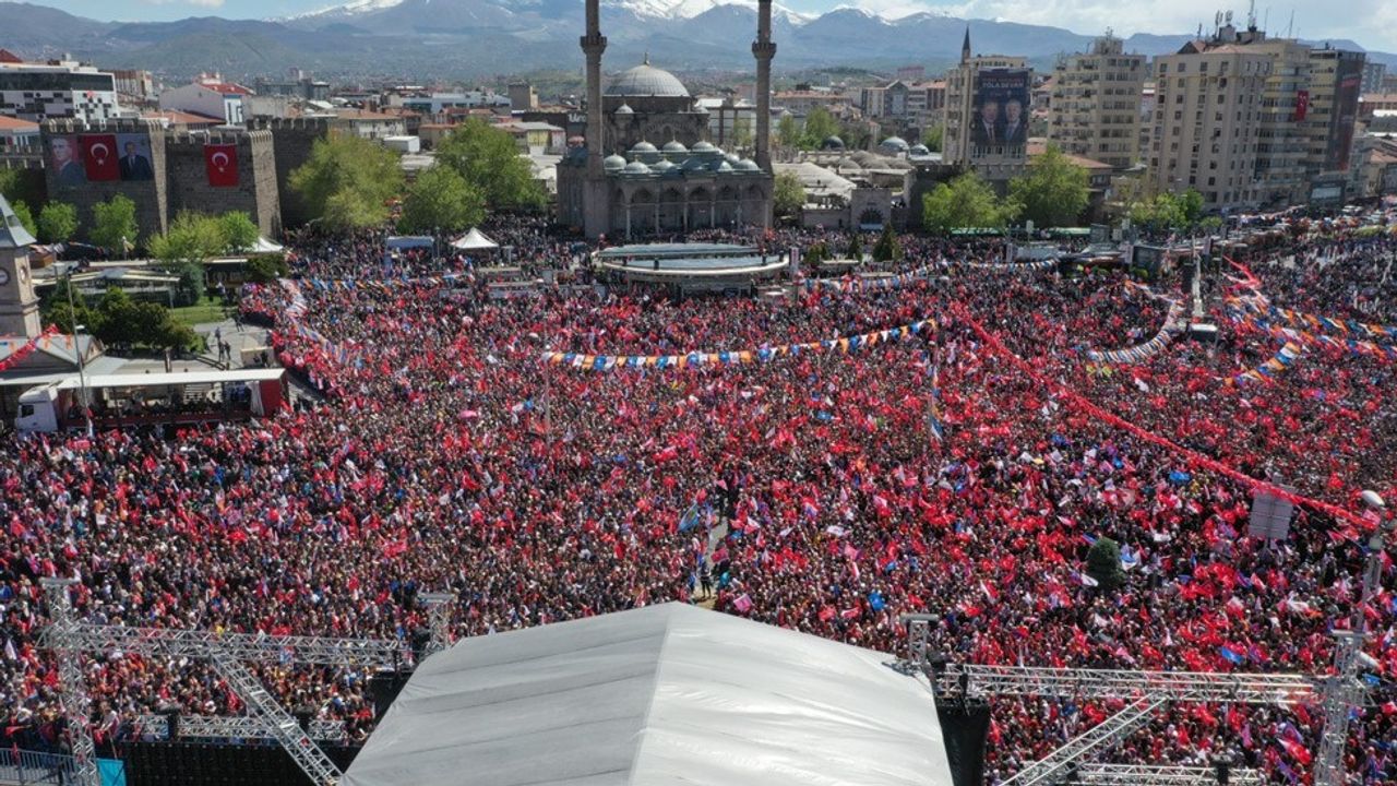 ''Kayseri mitinginde tarihi kalabalık''