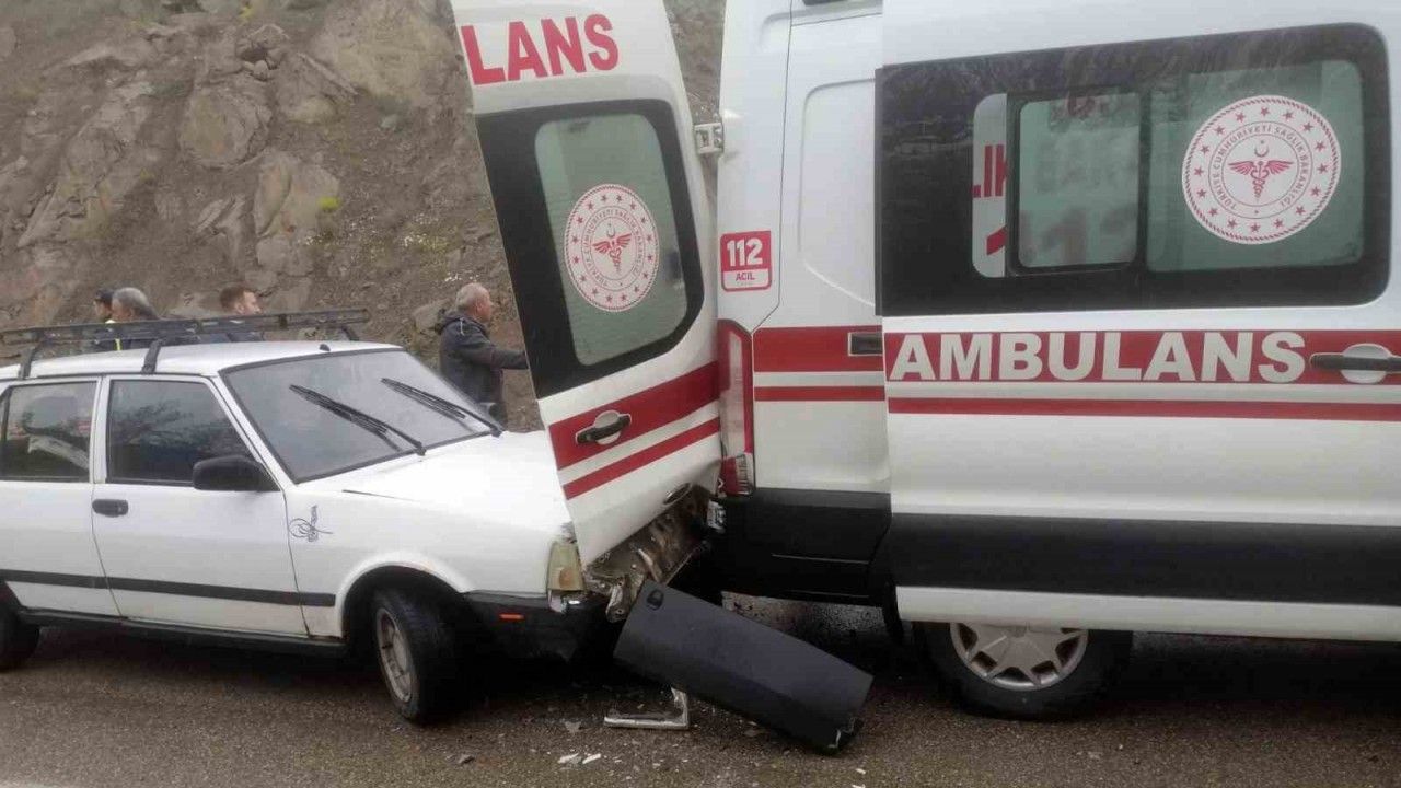 Kazaya gelen ambulansa otomobil çarptı