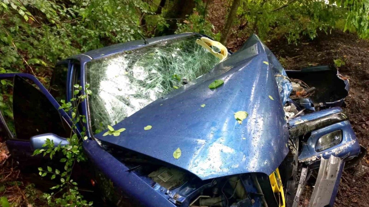 Kaza yapan otomobil ağaca çarptı