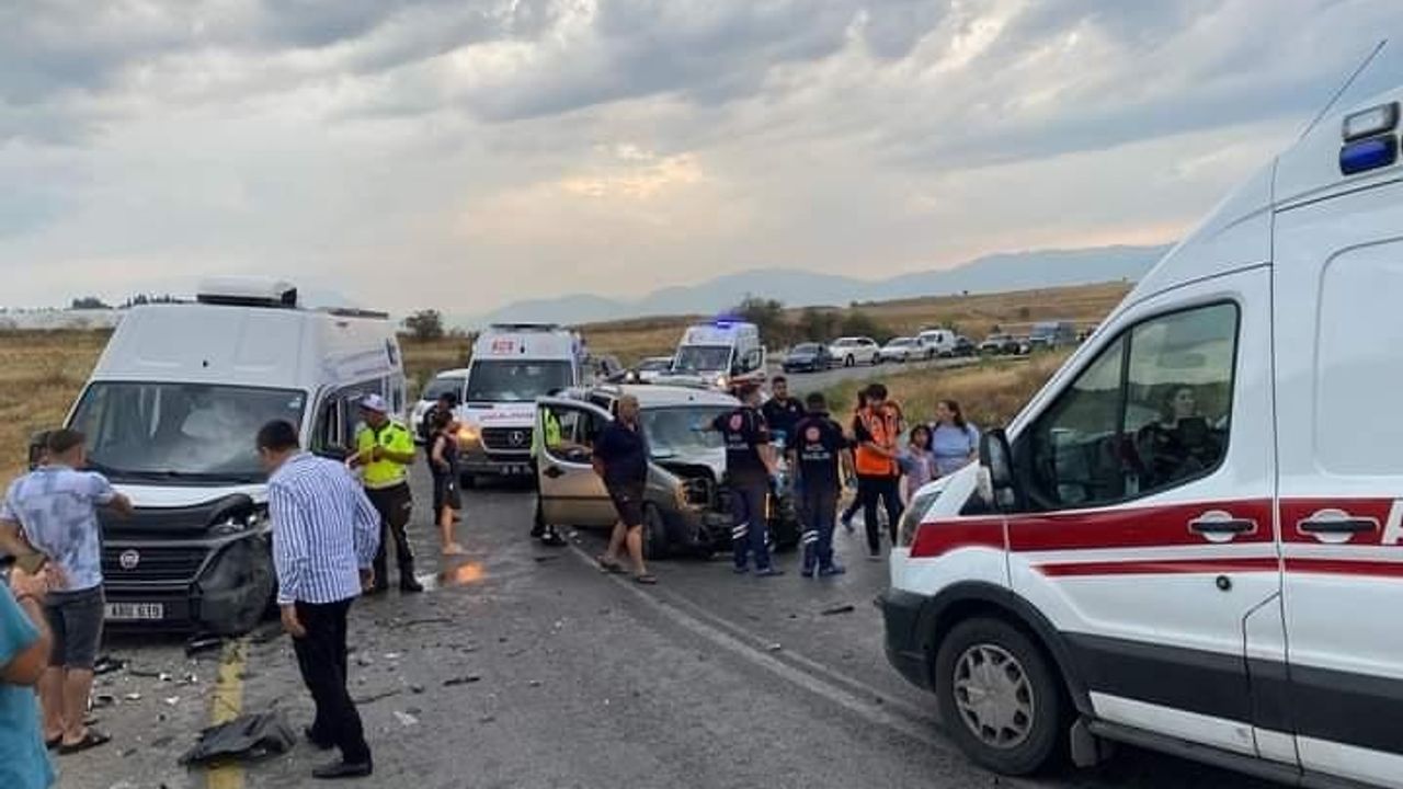 Karavan ile hafif ticari araç çarpıştı: 2’si ağır 9 kişi yaralandı