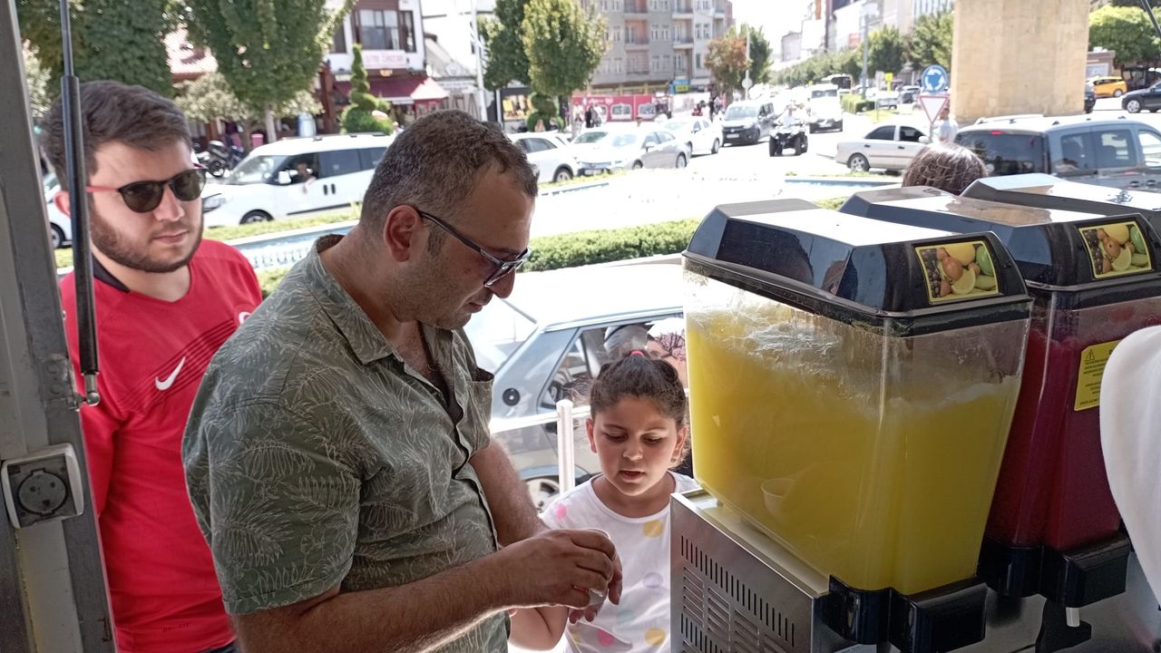 Belediyeden vatandaşlara soğuk limonata ikramı
