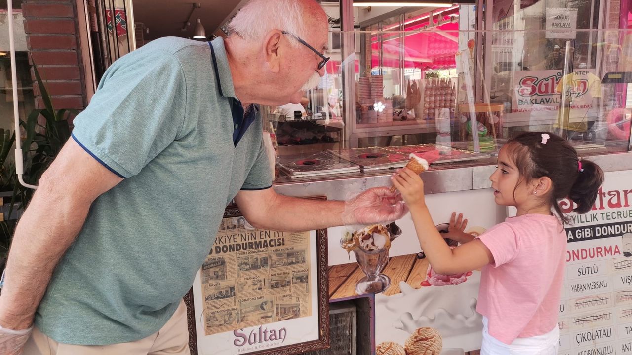 “Süt Dede”den çocuklara 40 yıldır ücretsiz dondurma