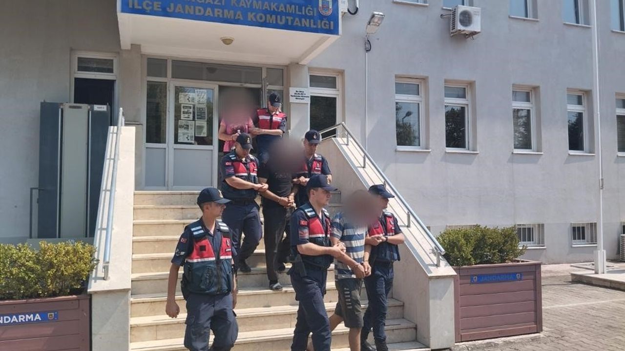 Bursa'da levha hırsızları yakalandı