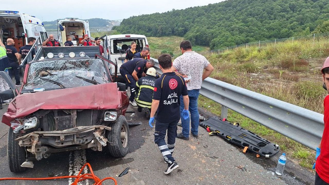 Otoyol'da feci kaza: 2’si ağır 6 yaralı