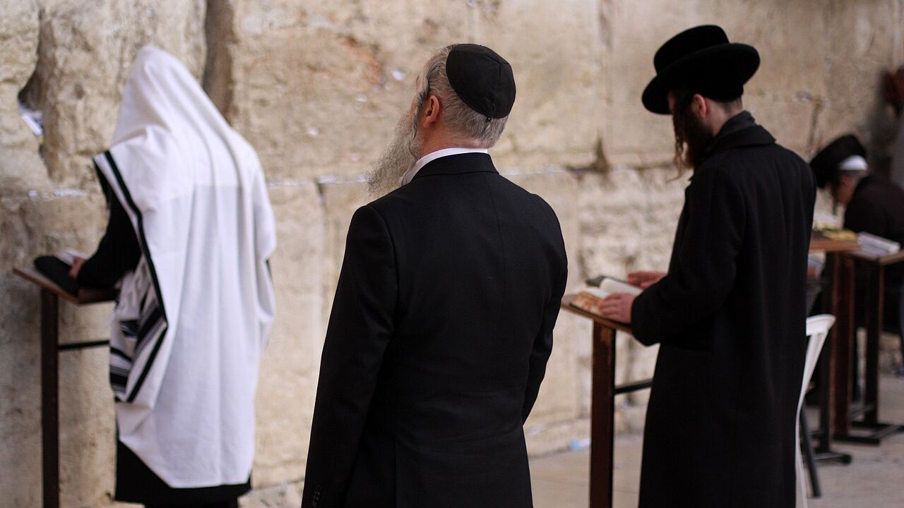 Siyonizm ve Yahudilerin Üstün Irk Teorisi: Dini Metinlerin Çarpıtılması