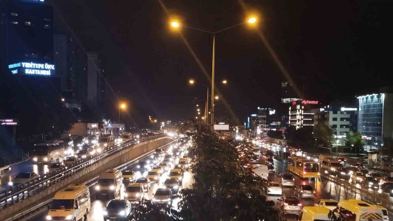 İstanbul'da Yağmurlu Mesai Çıkışı Trafik Yoğunluğu: Yoğunluk Yüzde 80'e Ulaştı