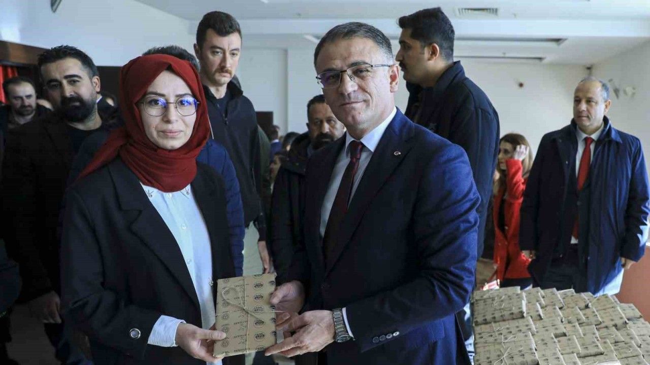 Van Valisi Ozan Balcı, 27 Bin Öğretmene Kitap Hediye Etti!