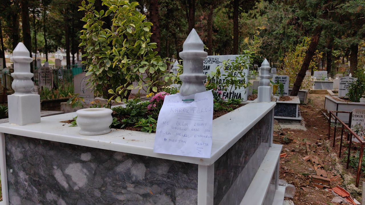 Babasının mezarından çiçek çalan hırsıza not bıraktı