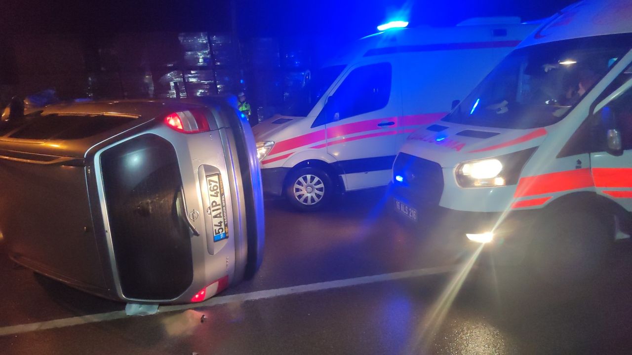 Bursa'da virajı alamayan otomobil duvara çarparak takla attı: 2 yaralı