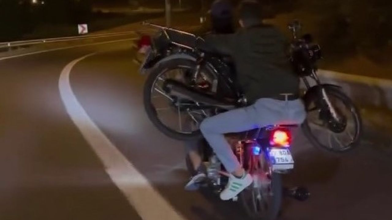 Şanlıurfa'da Tehlikeli Yolculuk: Motosiklet Üstünde Motosiklet Taşıdılar