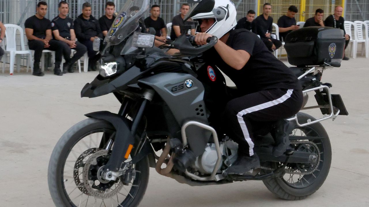 Adana'da Motosikletli Yunus Polisleri İzleyenleri Büyüledi