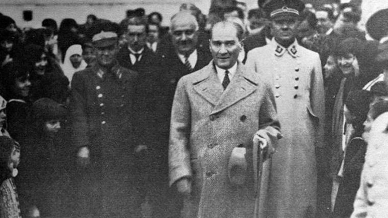 "Işıklar Altında Son Yolculuk: Atatürk'ün Tarihi Vedası ve Onu Aydınlatan Halk"