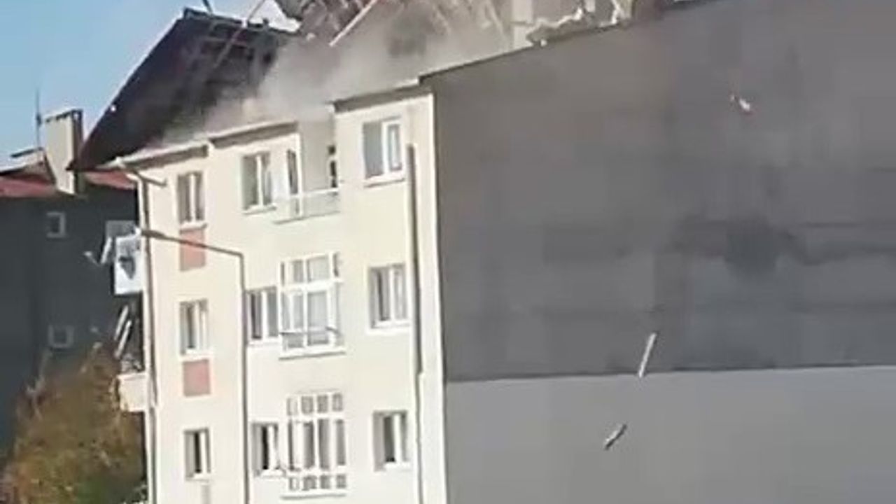 Sivas'ta Şiddetli Fırtına Sonucu Çatı Uçtu! An Be An Kameralarda