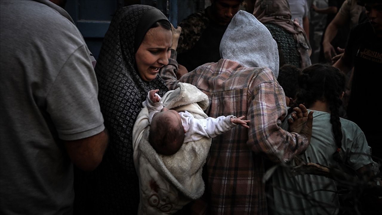 Gazze'de Saatte 5 Çocuk Ölüyor, Bomba Altında 7 Bebek Doğuyor