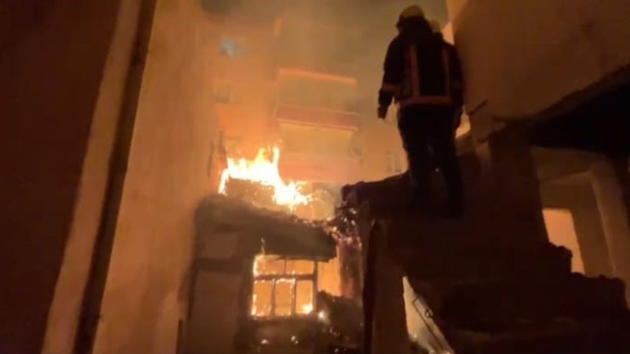 "Malatya'da Geceyi Aydınlatan Korku: Metruk Evde Yangın Paniği!"
