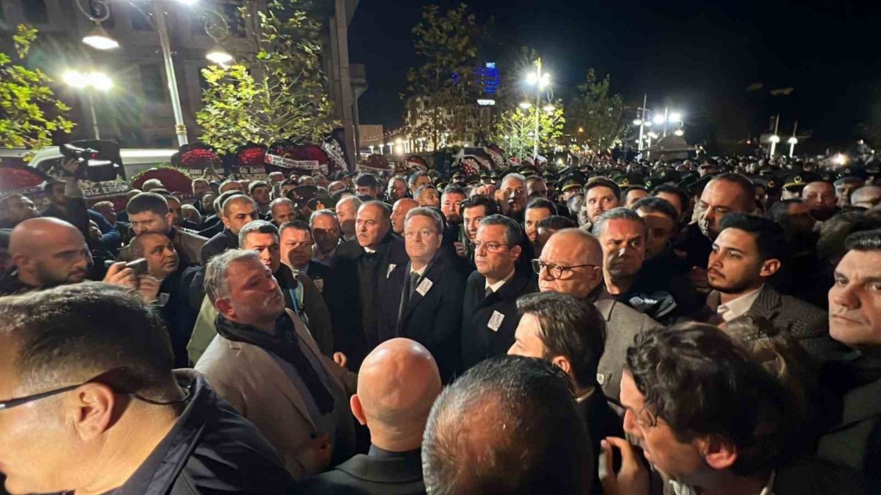CHP lideri Özel'e şehit cenazesinde tepki! Özgür dışarı