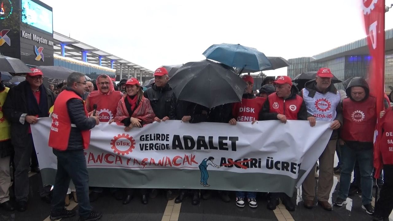 DİSK, Bursa'da Asgari ücret için basın açıklaması yaptı
