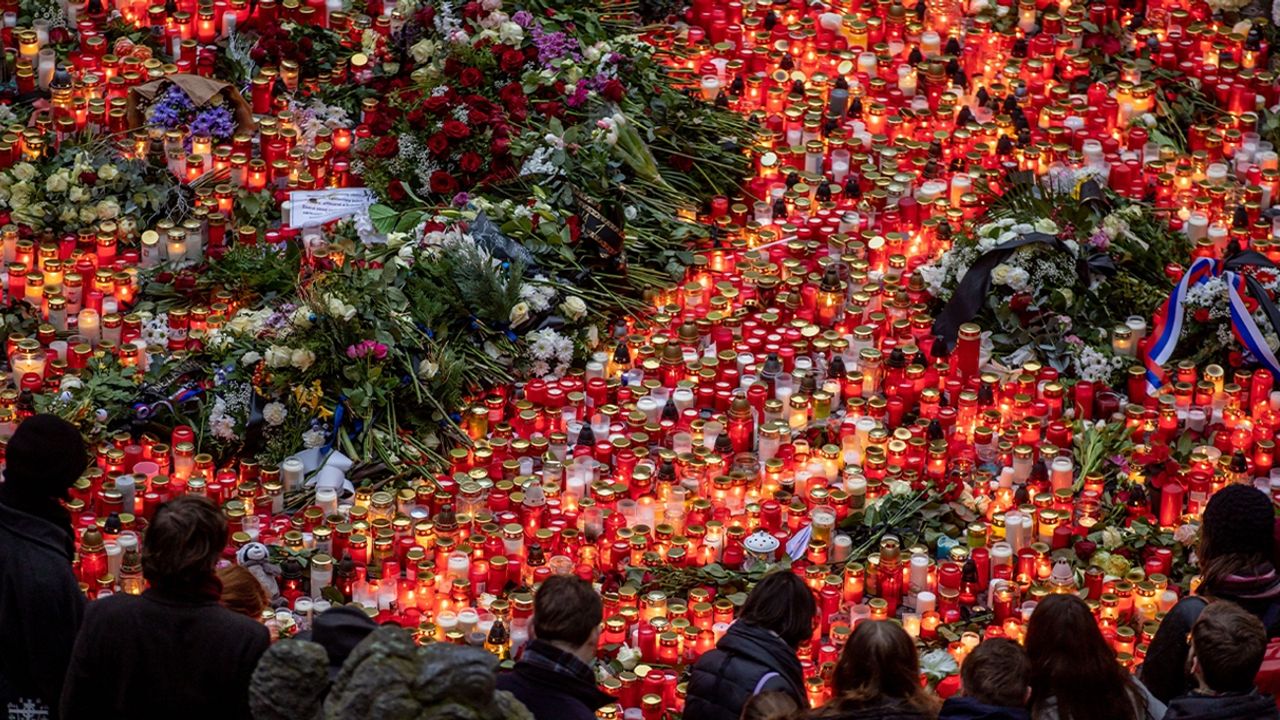 Binlerce kişi Çekya'da saldırıda hayatını kaybedenleri andı