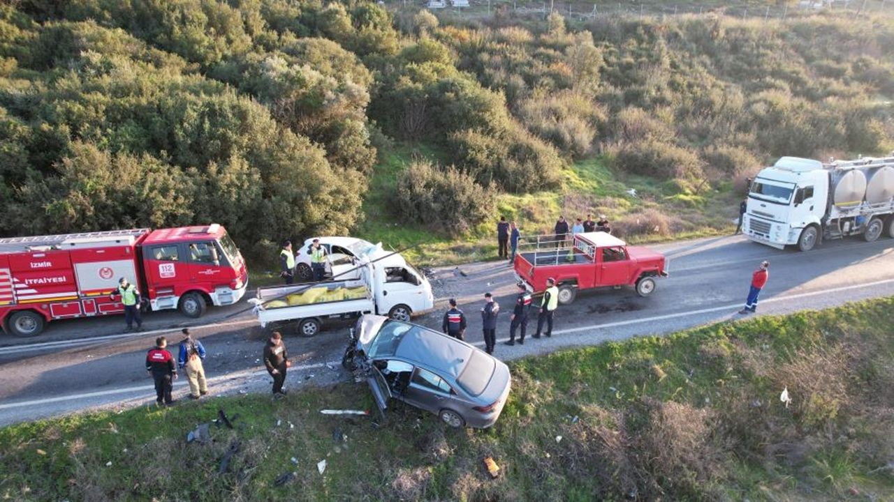 İzmir'de korkunç kaza! Kafa kafaya çarpıştılar