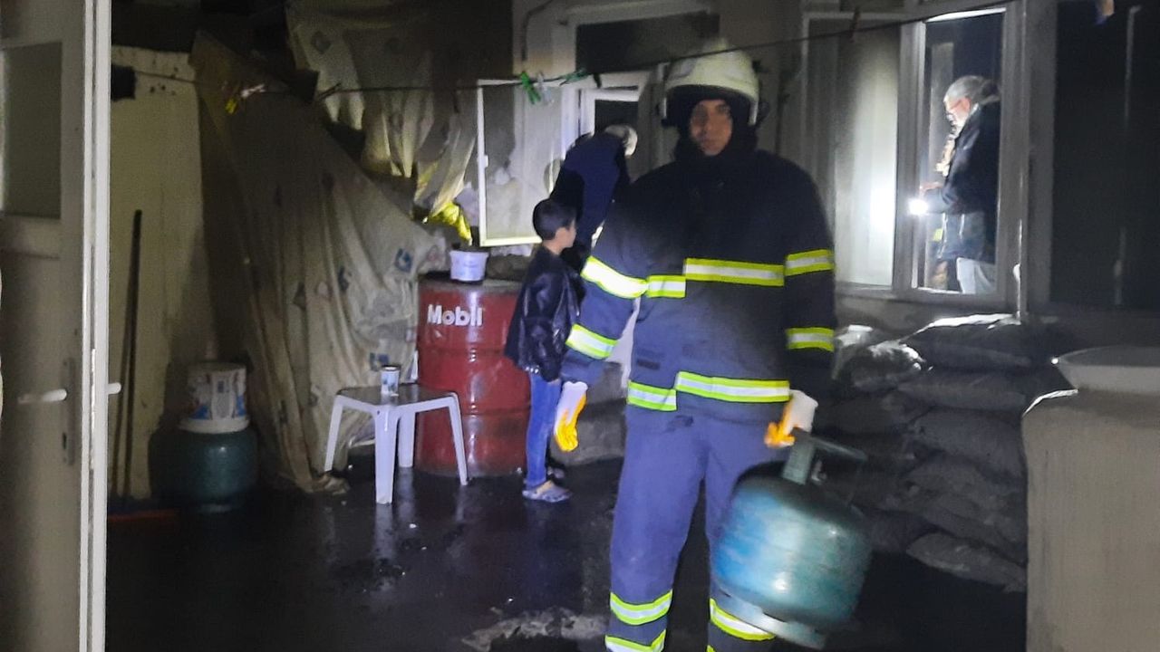 Yangın çıkan ev kullanılamaz hale geldi: 2 kişi dumandan etkilendi