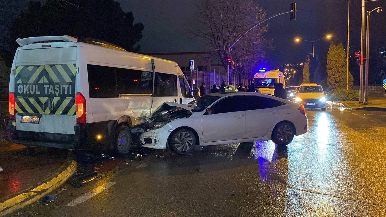 Servis minibüsü otomobille çarpıştı: 4 yaralı