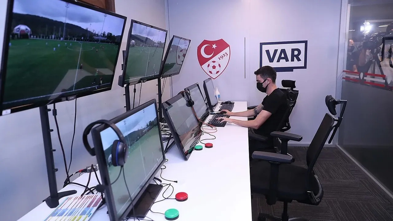 Beşiktaş - Trabzonspor maçının VAR koltuğunda Alper Çetin oturacak