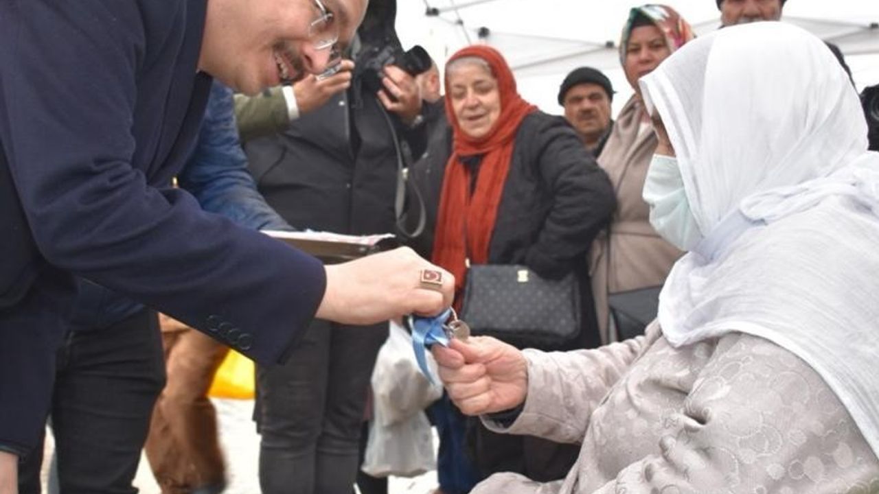 Siirt'te 24 konut kura ile hak sahiplerine teslim edildi