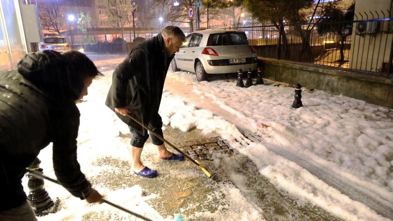 Vatandaşlar sokakta kar değil, dolu küredi